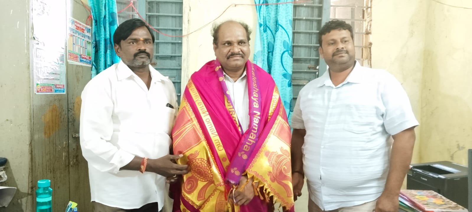 జాయింట్ కలెక్టర్ ను కలిసిన సొసైటీ చైర్మన్ రాజశేఖర్